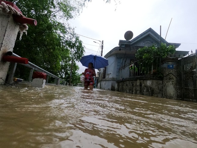 TT-Huế: Học sinh toàn tỉnh nghỉ học, hồ chứa 500 triệu m3 nhận lệnh khẩn xả nước ảnh 3