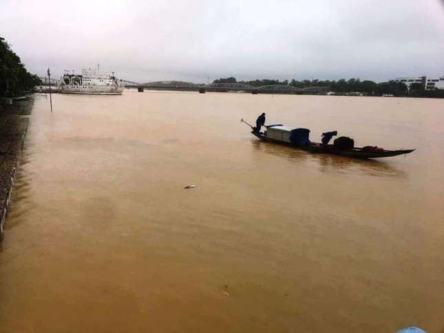 TT-Huế: Học sinh toàn tỉnh nghỉ học, hồ chứa 500 triệu m3 nhận lệnh khẩn xả nước ảnh 2
