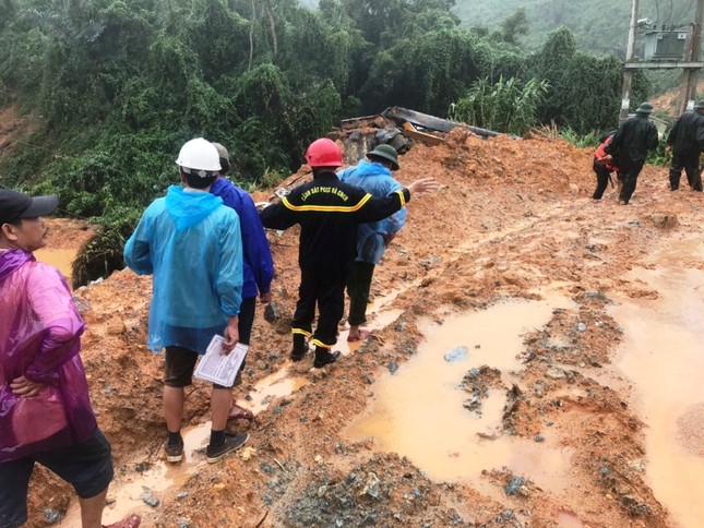 Chỉ đạo nổ mìn phá đá, quyết thông đường lên Rào Trăng 3 hôm nay ảnh 4