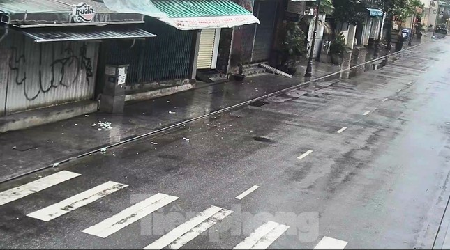 Gió giật mưa lớn, đường sá tại Huế không bóng người ảnh 5