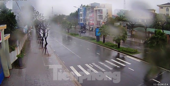Gió giật mưa lớn, đường sá tại Huế không bóng người ảnh 2