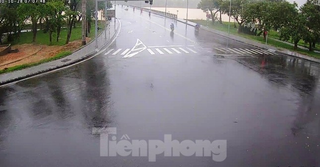 Gió giật mưa lớn, đường sá tại Huế không bóng người ảnh 9
