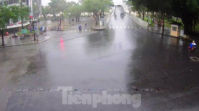 Gió giật mưa lớn, đường sá tại Huế không bóng người ảnh 10