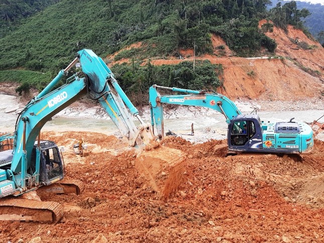 Chủ tịch TT-Huế: Tìm người mất tích ở Rào Trăng 3 như cứu thân nhân của mình ảnh 1