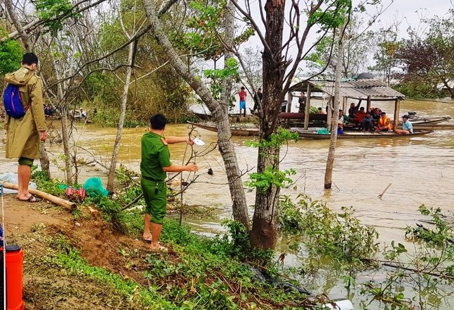 Lũ rút ở TT-Huế, phát hiện một thi thể trên sông ảnh 1