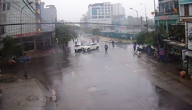 Từ 12h trưa nay, TT-Huế thực hiện ‘giới nghiêm’ ứng phó bão số 13 ảnh 1