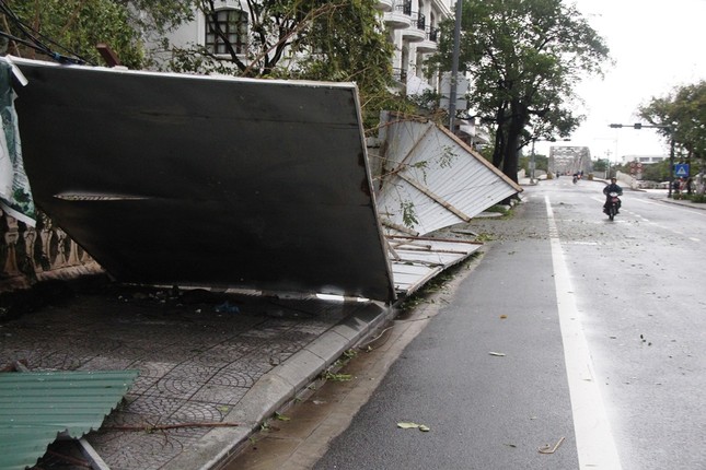 Bão số 13 quần thảo TT-Huế, nhà cửa tốc mái, cây cối gãy đổ ảnh 11