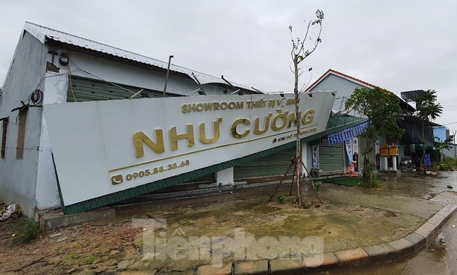 Bão số 13 quần thảo TT-Huế, nhà cửa tốc mái, cây cối gãy đổ ảnh 6