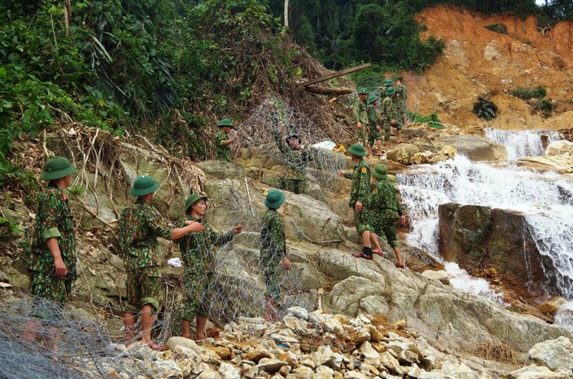 Cận cảnh những khối bê tông ‘khủng’ nghi vùi lấp nạn nhân mất tích ở Rào Trăng 3 ảnh 3