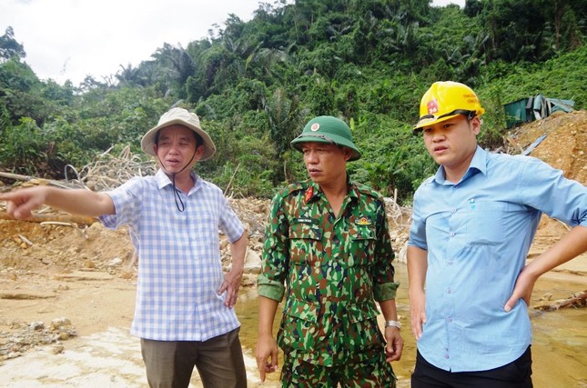Cận cảnh những khối bê tông ‘khủng’ nghi vùi lấp nạn nhân mất tích ở Rào Trăng 3 ảnh 1
