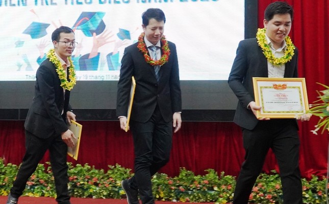Tuyên dương 18 giảng viên trẻ tiêu biểu đại học Huế năm 2020 ảnh 3