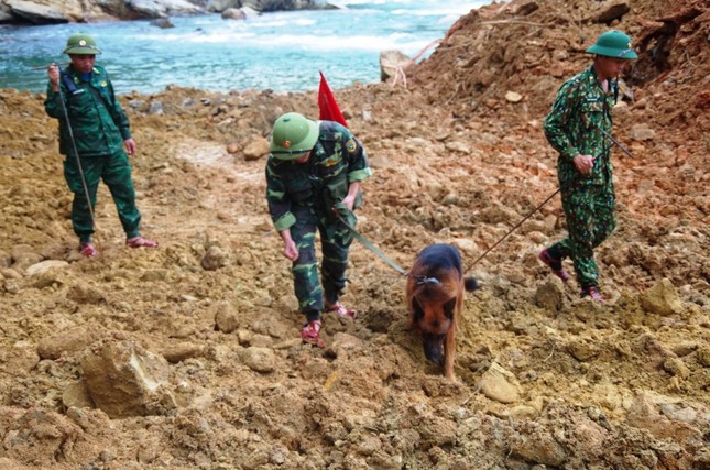 Nhìn gần ‘dòng sông mới’ Rào Trăng vừa nắn chỉnh để tìm nạn nhân mất tích ảnh 9