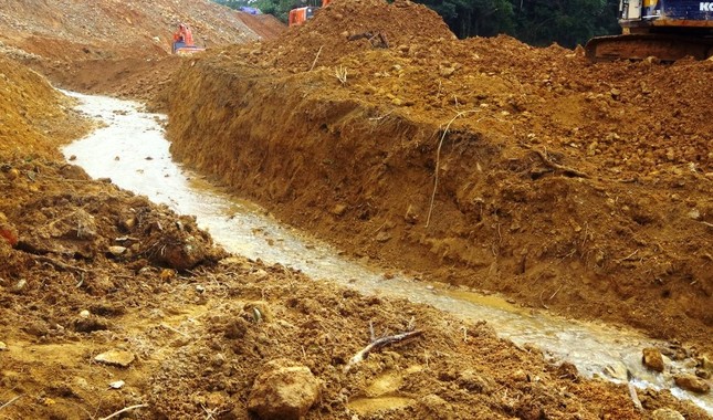 Nhìn gần ‘dòng sông mới’ Rào Trăng vừa nắn chỉnh để tìm nạn nhân mất tích ảnh 1