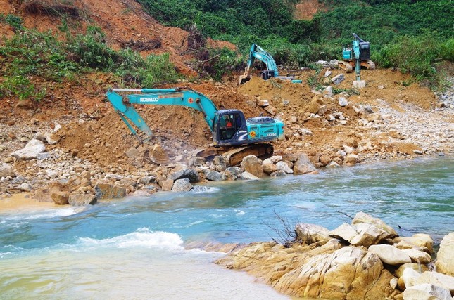 Nhìn gần ‘dòng sông mới’ Rào Trăng vừa nắn chỉnh để tìm nạn nhân mất tích ảnh 3