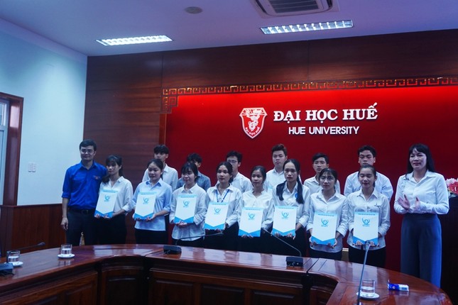 T.Ư Đoàn thăm, tặng quà học sinh, sinh viên và người dân vùng thiên tai TT-Huế ảnh 1