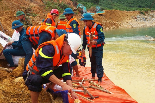 Mưa lớn ngăn cản việc đắp đập tìm kiếm người mất tích tại Rào Trăng 3 ảnh 3