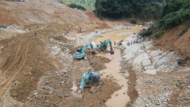 Cận cảnh ‘công trường đặc biệt’ tại Rào Trăng 3 - nơi phát hiện thi thể vùi dưới sông suối ảnh 12