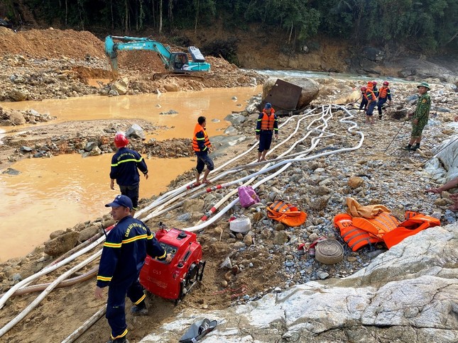 Xem lực lượng cứu hộ hút cạn dòng Rào Trăng, lật đất, bới đá tìm người mất tích ảnh 1