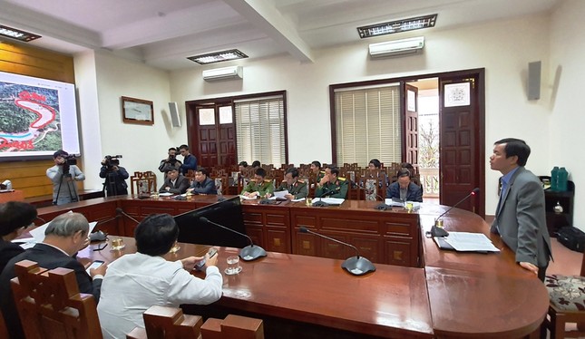 Tiếp tục họp bàn, thống nhất phương án tìm kiếm người còn mất tích tại Rào Trăng 3 ảnh 4