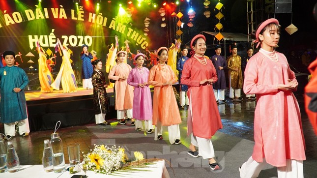 Mãn nhãn ‘đại tiệc’ áo dài lớn nhất từ trước tới nay bên dòng sông Hương thơ mộng ảnh 12