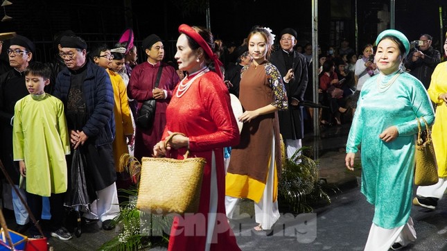 Mãn nhãn ‘đại tiệc’ áo dài lớn nhất từ trước tới nay bên dòng sông Hương thơ mộng ảnh 6