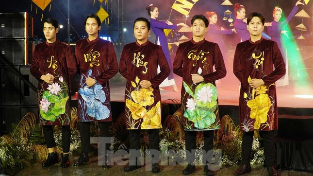 Mãn nhãn ‘đại tiệc’ áo dài lớn nhất từ trước tới nay bên dòng sông Hương thơ mộng ảnh 15