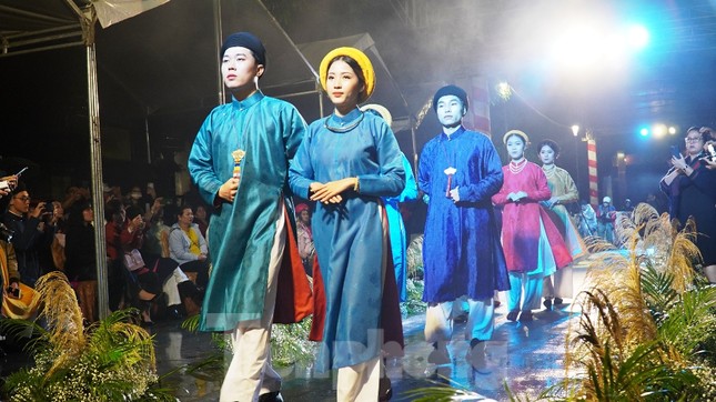 Mãn nhãn ‘đại tiệc’ áo dài lớn nhất từ trước tới nay bên dòng sông Hương thơ mộng ảnh 3