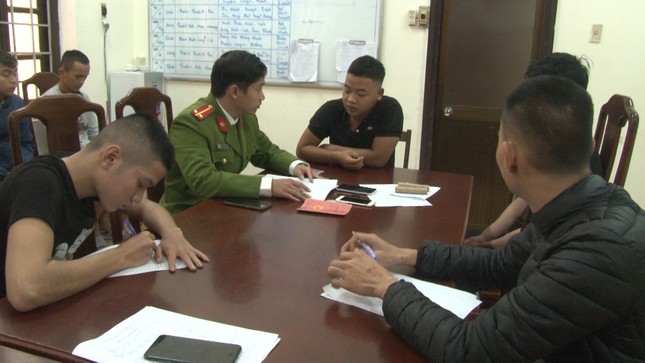 12 thanh niên ‘cả gan’ đốt pháo giữa trung tâm Huế ảnh 1