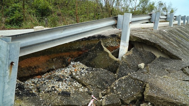 Bão 13 qua lâu, đường du lịch nát như băm tại Lăng Cô bị ‘bỏ quên’ sửa chữa? ảnh 2