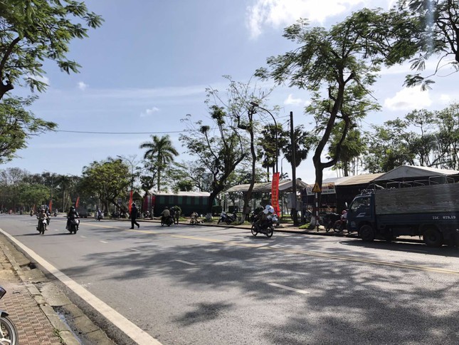 Chợ hoa Tết xứ Huế 'nóng lòng' chờ khách mua ảnh 4