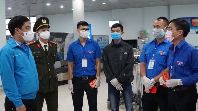 Thăm, tặng quà đêm giao thừa cho lực lượng tuyến đầu chống dịch COVID-19 ảnh 4