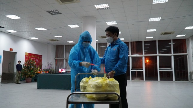 Thăm, tặng quà đêm giao thừa cho lực lượng tuyến đầu chống dịch COVID-19 ảnh 3
