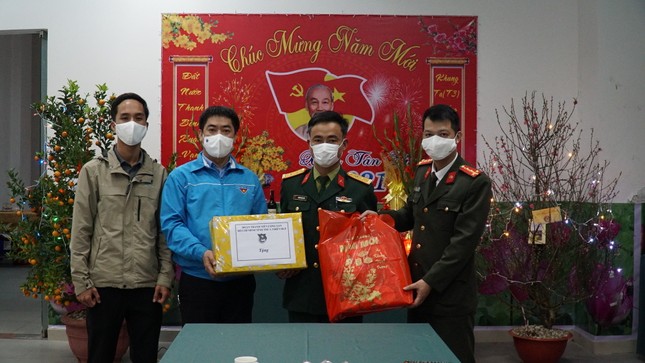 Thăm, tặng quà đêm giao thừa cho lực lượng tuyến đầu chống dịch COVID-19 ảnh 2