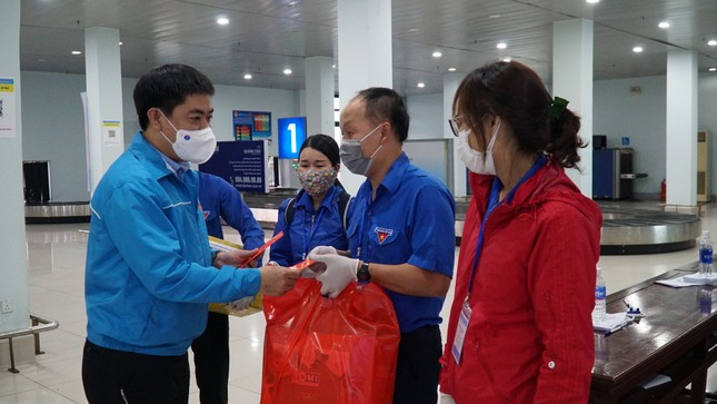 Thăm, tặng quà đêm giao thừa cho lực lượng tuyến đầu chống dịch COVID-19 ảnh 5