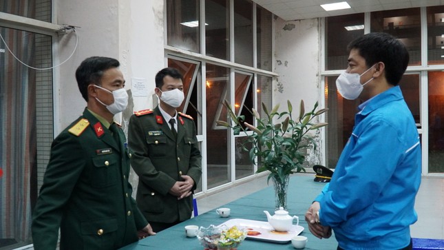 Thăm, tặng quà đêm giao thừa cho lực lượng tuyến đầu chống dịch COVID-19 ảnh 1