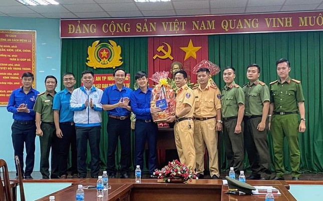 Thăm, tặng quà đêm giao thừa cho lực lượng tuyến đầu chống dịch COVID-19 ảnh 6