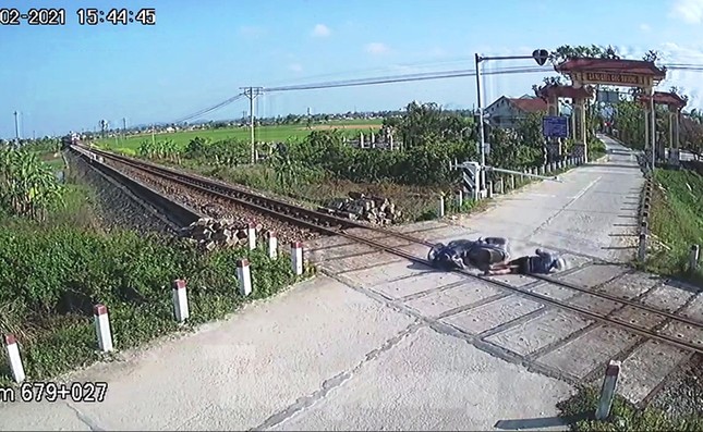 VIDEO: Thót tim giây phút người đàn ông thoát chết gang tấc trước bánh tàu hỏa ảnh 1