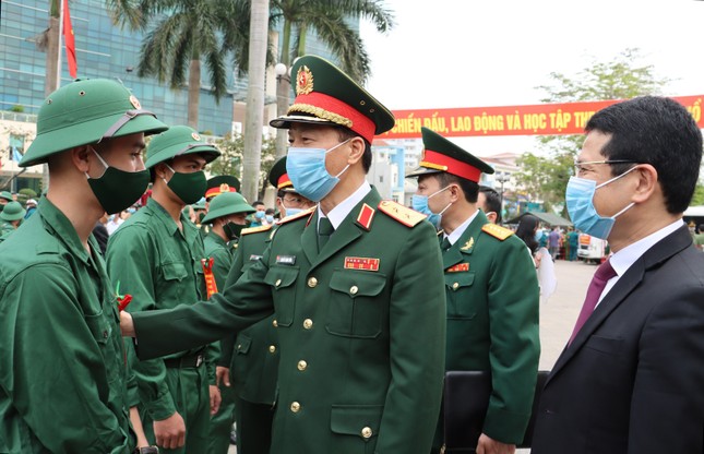 Hơn 1.400 thanh niên nhập ngũ ở Huế đều khám, xét nghiệm ngừa COVID-19 ảnh 3