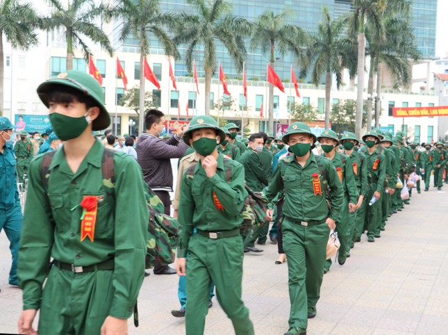 Hơn 1.400 thanh niên nhập ngũ ở Huế đều khám, xét nghiệm ngừa COVID-19 ảnh 5