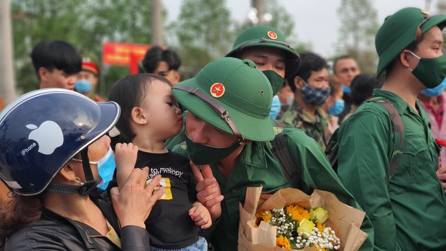 Hơn 1.400 thanh niên nhập ngũ ở Huế đều khám, xét nghiệm ngừa COVID-19 ảnh 1