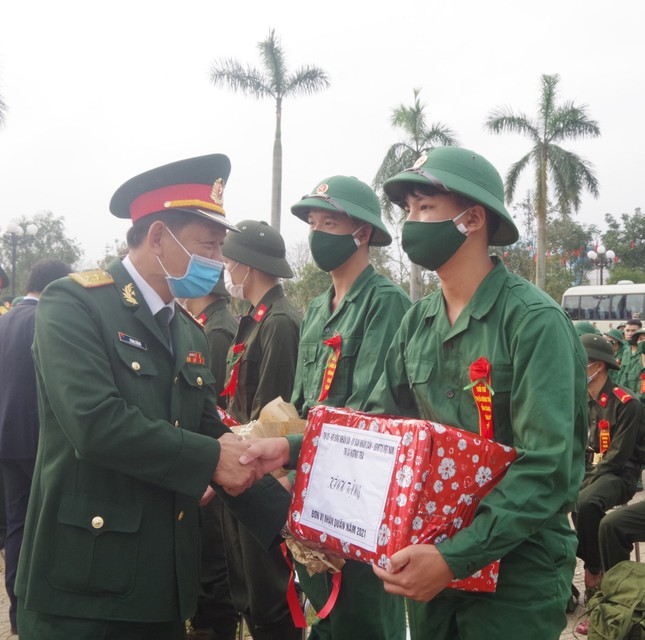 Hơn 1.400 thanh niên nhập ngũ ở Huế đều khám, xét nghiệm ngừa COVID-19 ảnh 2