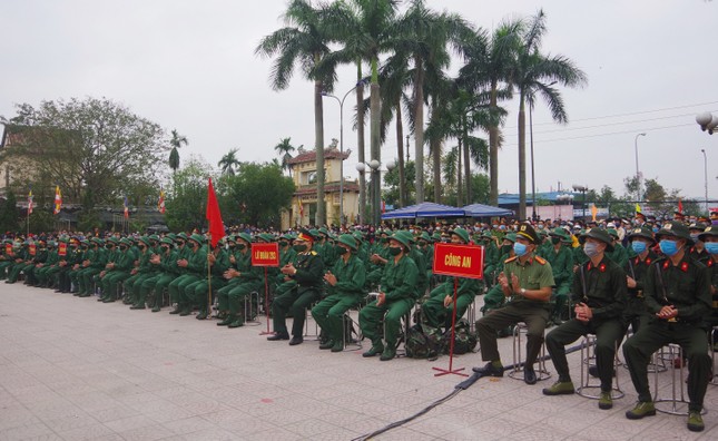 Hơn 1.400 thanh niên nhập ngũ ở Huế đều khám, xét nghiệm ngừa COVID-19 ảnh 4