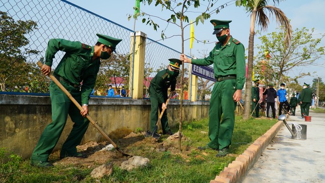TT-Huế: Chung tay làm sạch, đẹp môi trường trong Tháng thanh niên ảnh 7