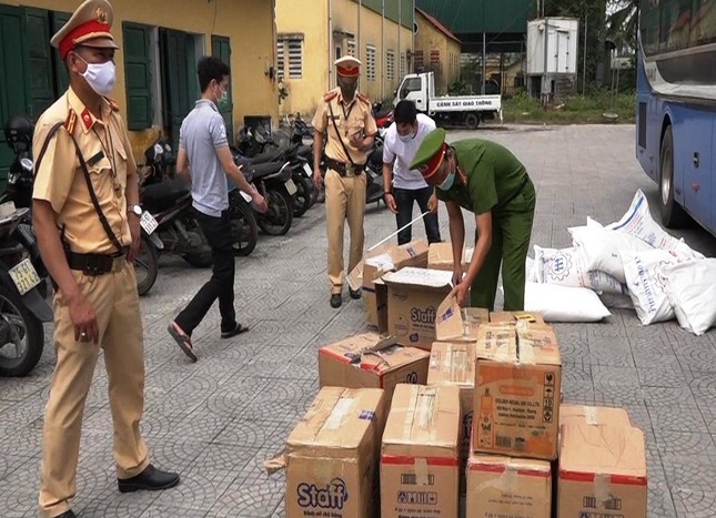 Bất ngờ bên trong 13 ‘thùng bánh’ trên xe khách giường nằm Bắc - Nam ảnh 1