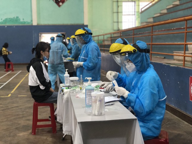 Xét nghiệm PCR 4.000 sinh viên Đại học Huế khi trở lại trường ảnh 6