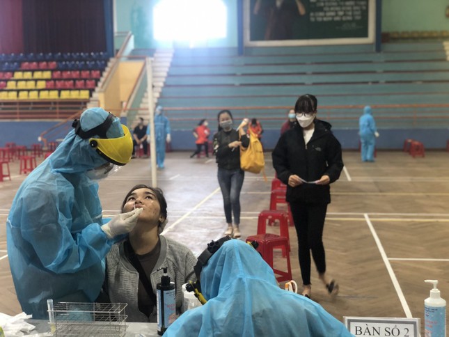 Xét nghiệm PCR 4.000 sinh viên Đại học Huế khi trở lại trường ảnh 7