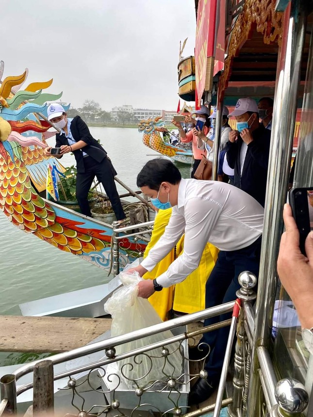 Thả hơn 41.000 con cá nước ngọt ra sông Hương ảnh 1