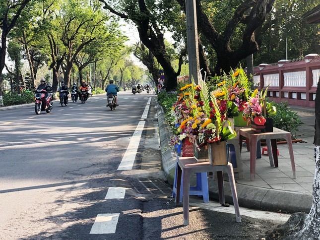 Hoa tươi 8/3 ở Huế ế ẩm do giá cao, hoa giả gắn tiền thật 'lên ngôi' ảnh 3