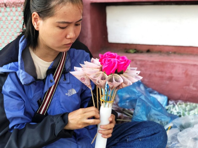 Hoa tươi 8/3 ở Huế ế ẩm do giá cao, hoa giả gắn tiền thật 'lên ngôi' ảnh 9