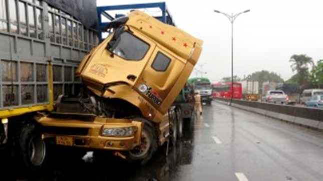 Kinh hãi cảnh xe khách ‘cắt lìa’ dải phân cách thành nhiều đoạn ảnh 1